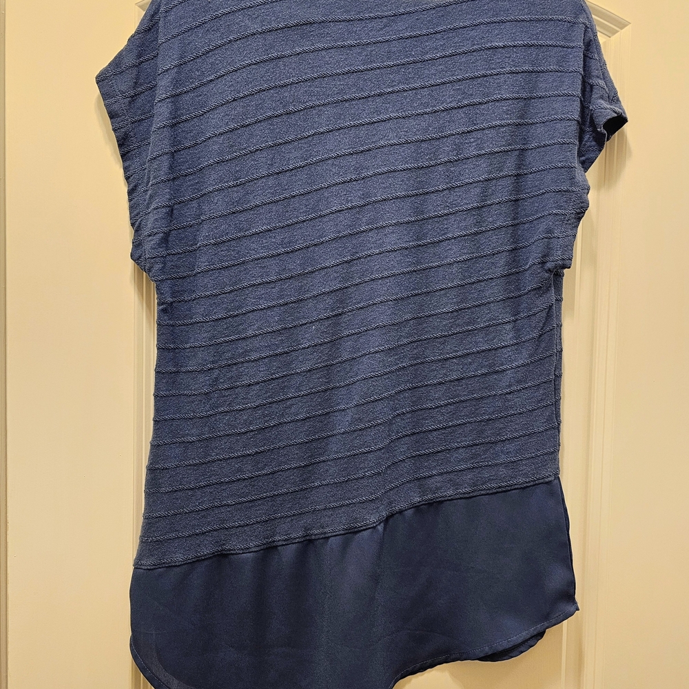 Chico’s Blue Textured Asymmetrical Hem Top Size 1 Medium - Picture 3 of 6